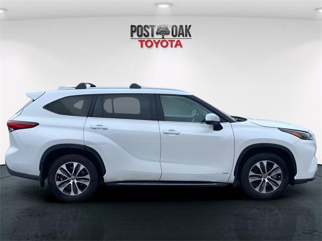 Photo of 2022 White Toyota Highlander Hybrid