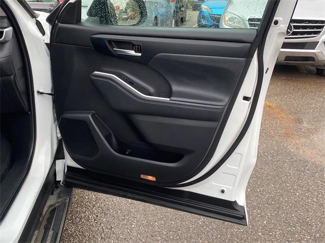 Photo of 2022 White Toyota Highlander Hybrid