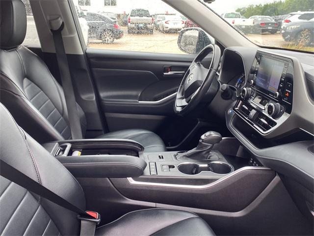 Photo of 2022 White Toyota Highlander Hybrid