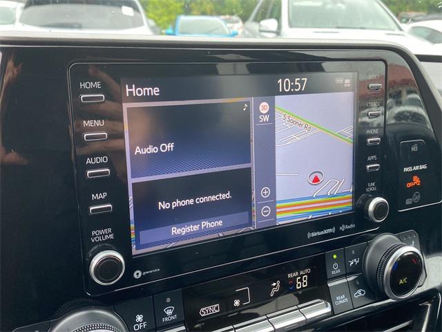 Photo of 2022 White Toyota Highlander Hybrid