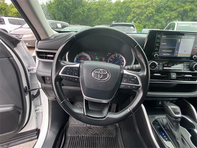 Photo of 2022 White Toyota Highlander Hybrid