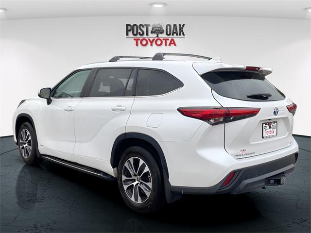 Photo of 2022 White Toyota Highlander Hybrid