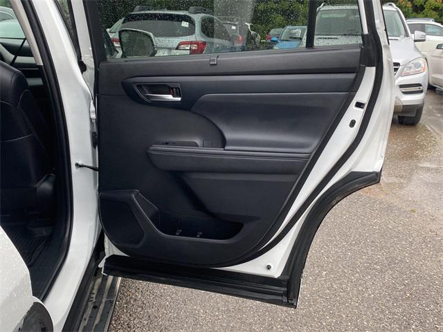 Photo of 2022 White Toyota Highlander Hybrid