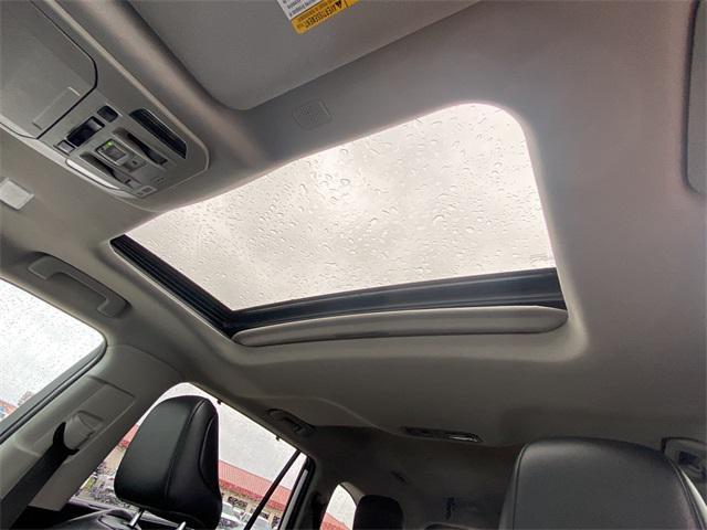 Photo of 2022 White Toyota Highlander Hybrid