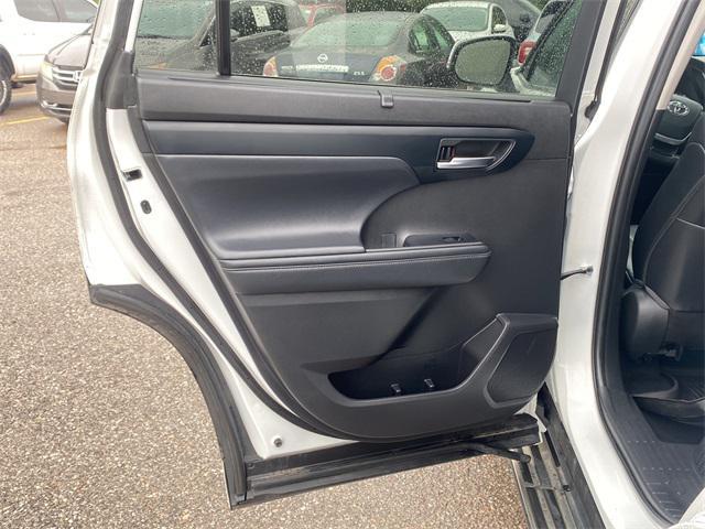 Photo of 2022 White Toyota Highlander Hybrid