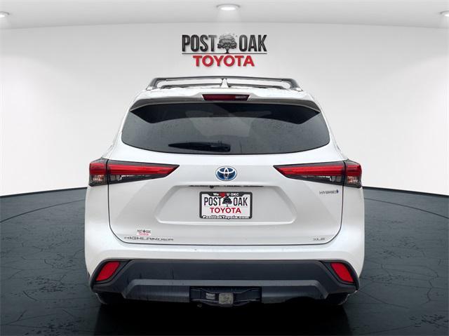 Photo of 2022 White Toyota Highlander Hybrid
