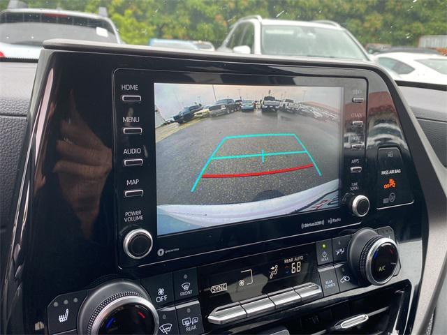 Photo of 2022 White Toyota Highlander Hybrid