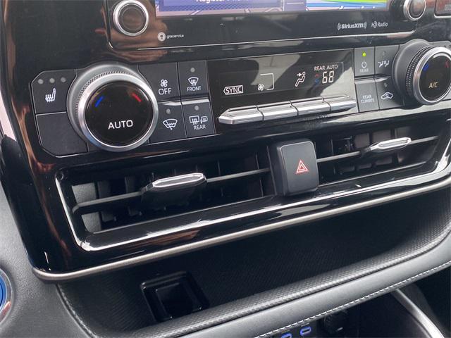 Photo of 2022 White Toyota Highlander Hybrid