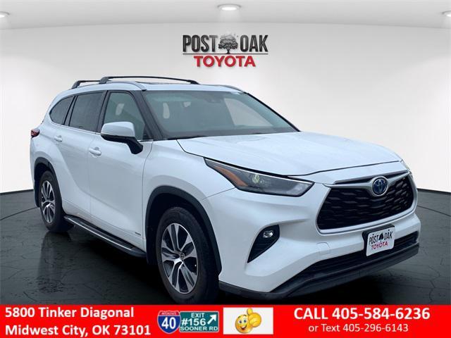 Photo of 2022 White Toyota Highlander Hybrid