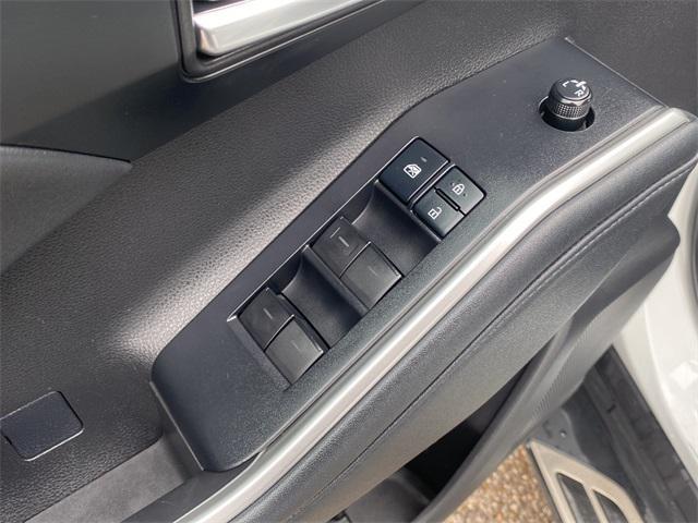 Photo of 2022 White Toyota Highlander Hybrid
