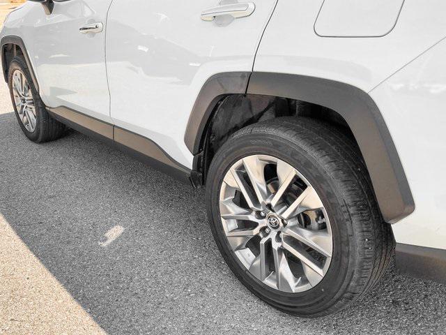 Photo of 2019 Blizzard Pearl Toyota RAV4