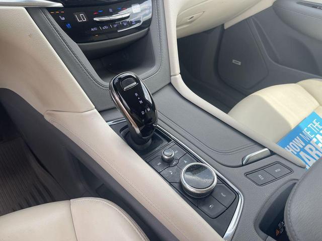 Photo of 2023 Crystal White Tricoat Cadillac XT6