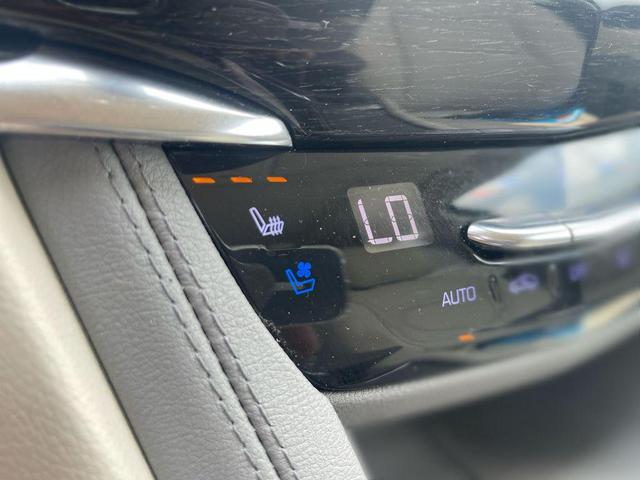 Photo of 2023 Crystal White Tricoat Cadillac XT6