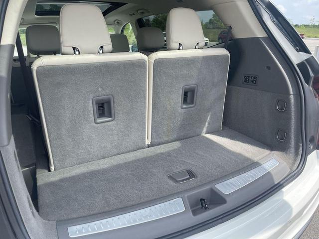 Photo of 2023 Crystal White Tricoat Cadillac XT6