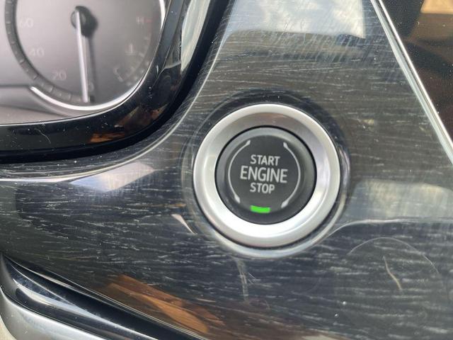 Photo of 2023 Crystal White Tricoat Cadillac XT6
