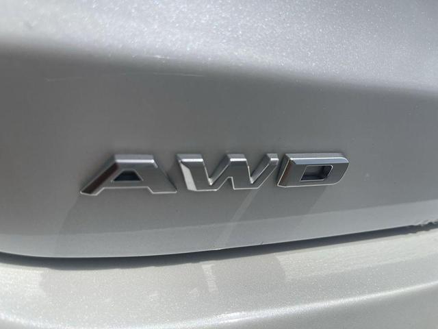 Photo of 2023 Crystal White Tricoat Cadillac XT6