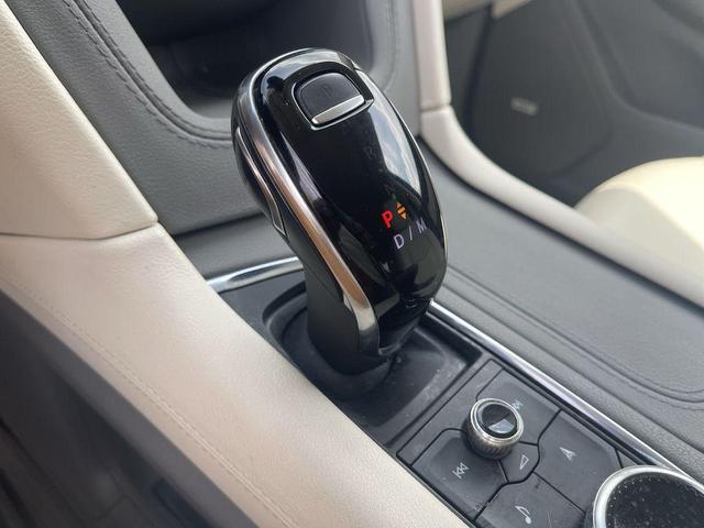 Photo of 2023 Crystal White Tricoat Cadillac XT6
