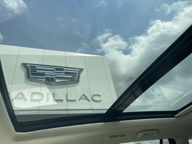 Photo of 2023 Crystal White Tricoat Cadillac XT6