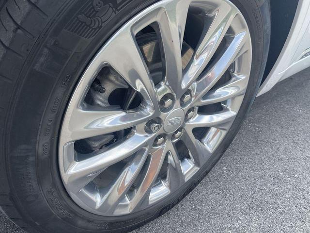Photo of 2023 Crystal White Tricoat Cadillac XT6