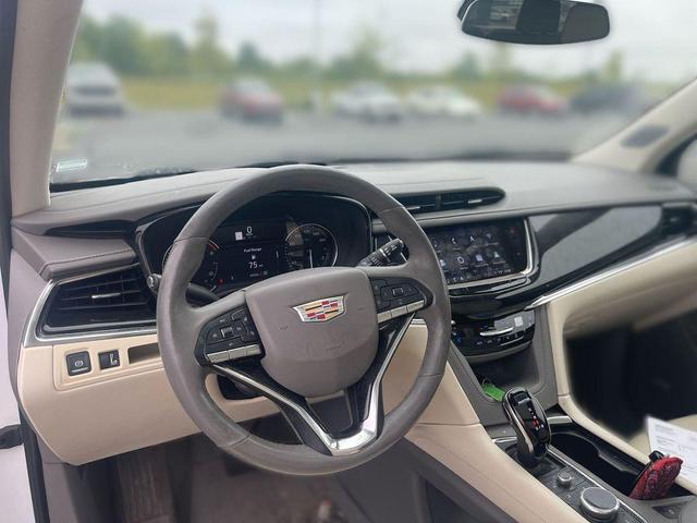 Photo of 2023 Crystal White Tricoat Cadillac XT6