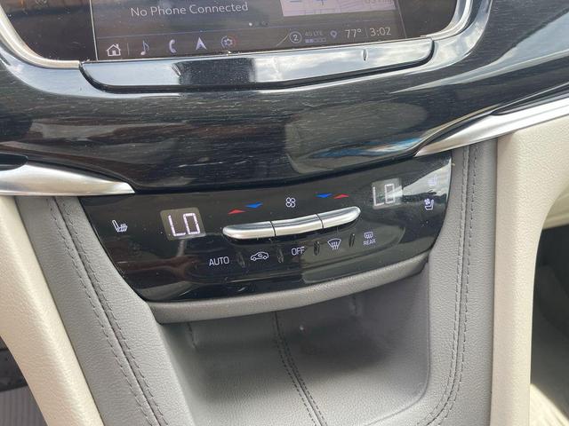 Photo of 2023 Crystal White Tricoat Cadillac XT6