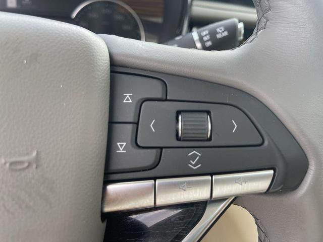 Photo of 2023 Crystal White Tricoat Cadillac XT6