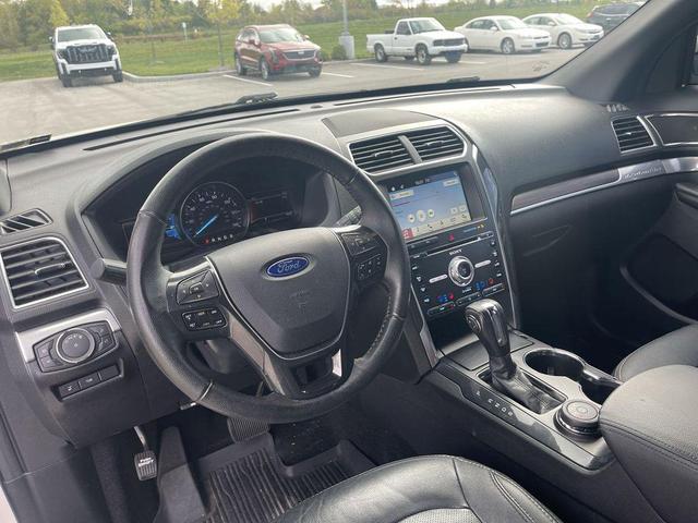 Photo of 2018 White Platinum Clearcoat Metallic Ford Explorer