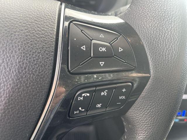 Photo of 2018 White Platinum Clearcoat Metallic Ford Explorer