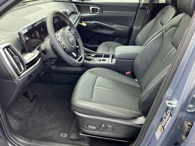 Photo of 2025 Everlasting Silver Kia Sorento
