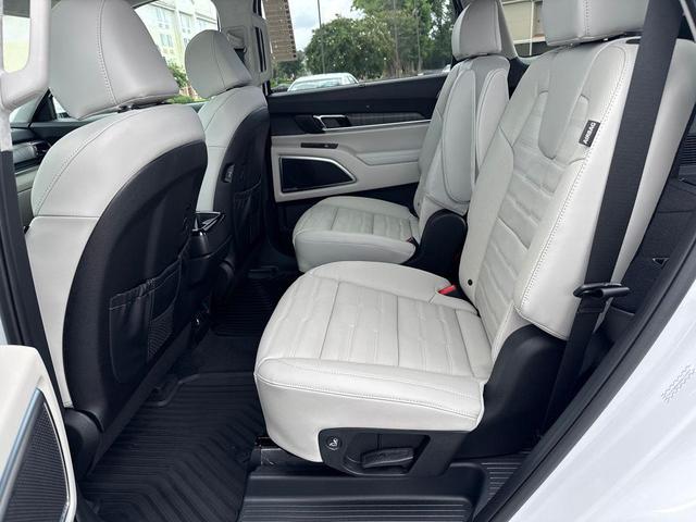 Photo of 2025 Glacial White Pearl Kia Telluride
