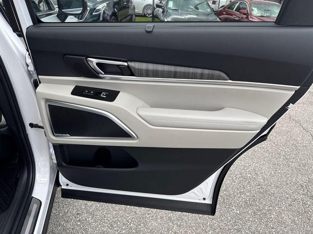 Photo of 2025 Glacial White Pearl Kia Telluride