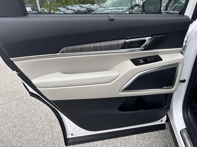 Photo of 2025 Glacial White Pearl Kia Telluride