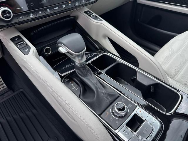Photo of 2025 Glacial White Pearl Kia Telluride