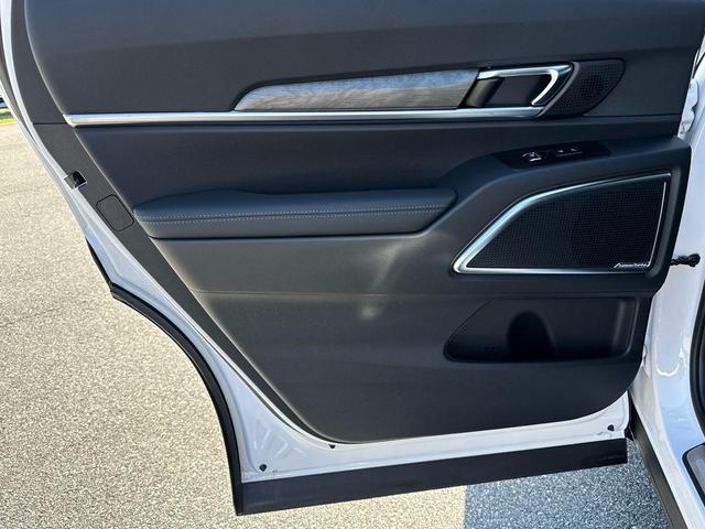 Photo of 2025 Glacial White Pearl Kia Telluride