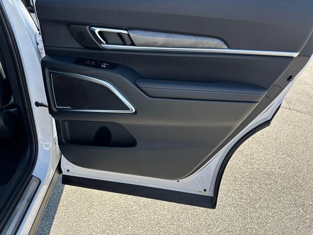 Photo of 2025 Glacial White Pearl Kia Telluride