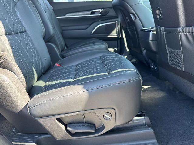 Photo of 2025 Glacial White Pearl Kia Telluride