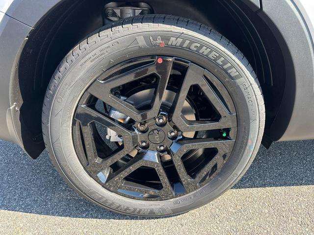 Photo of 2025 Glacial White Pearl Kia Telluride