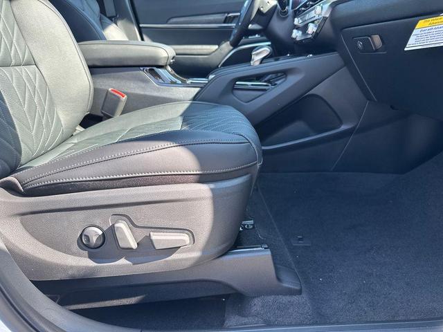 Photo of 2025 Glacial White Pearl Kia Telluride