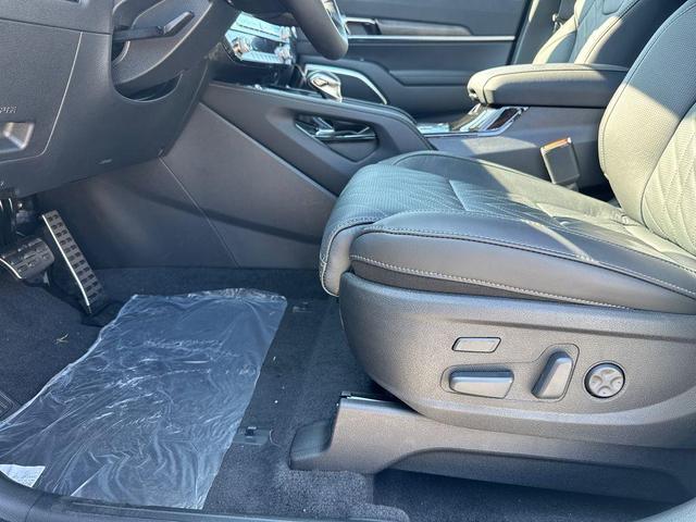 Photo of 2025 Glacial White Pearl Kia Telluride