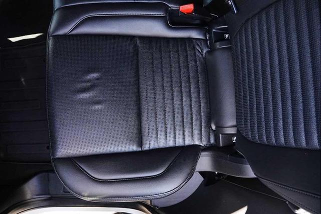 Photo of 2023 Fuji White Land Rover Discovery Sport