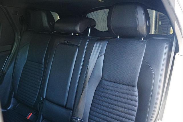 Photo of 2023 Fuji White Land Rover Discovery Sport
