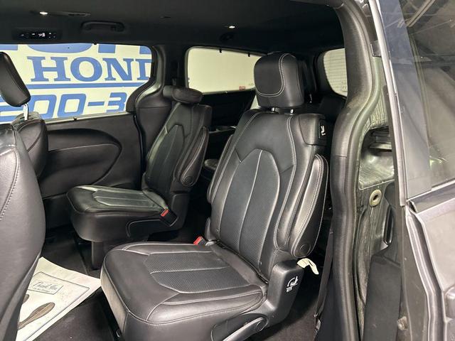 Photo of 2018 Granite Crystal Metallic Clearcoat Chrysler Pacifica