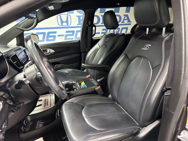 Photo of 2018 Granite Crystal Metallic Clearcoat Chrysler Pacifica