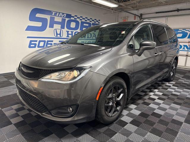 Photo of 2018 Granite Crystal Metallic Clearcoat Chrysler Pacifica