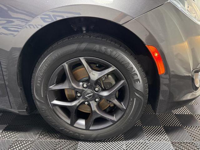 Photo of 2018 Granite Crystal Metallic Clearcoat Chrysler Pacifica