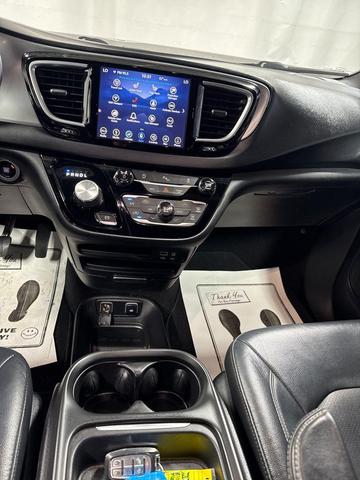 Photo of 2018 Granite Crystal Metallic Clearcoat Chrysler Pacifica
