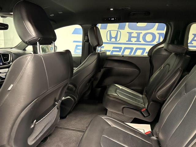 Photo of 2018 Granite Crystal Metallic Clearcoat Chrysler Pacifica