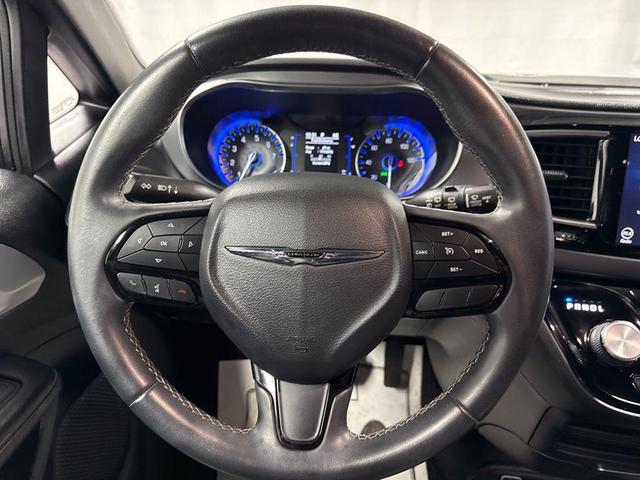 Photo of 2018 Granite Crystal Metallic Clearcoat Chrysler Pacifica