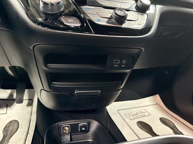 Photo of 2018 Granite Crystal Metallic Clearcoat Chrysler Pacifica