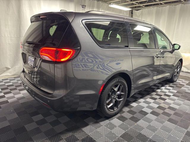 Photo of 2018 Granite Crystal Metallic Clearcoat Chrysler Pacifica